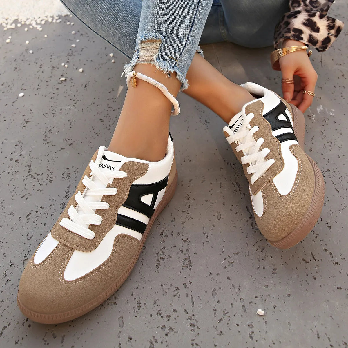 Women's low-top lace-up jogging shoes with a platform heel in khaki, grey, and black.