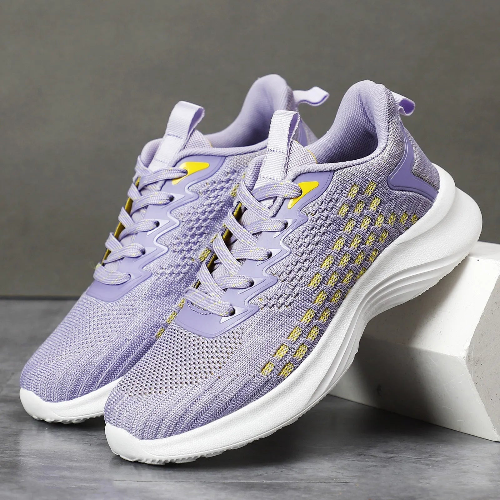 Women's lavender purple Flyknit running shoes with mesh lining and striped pattern