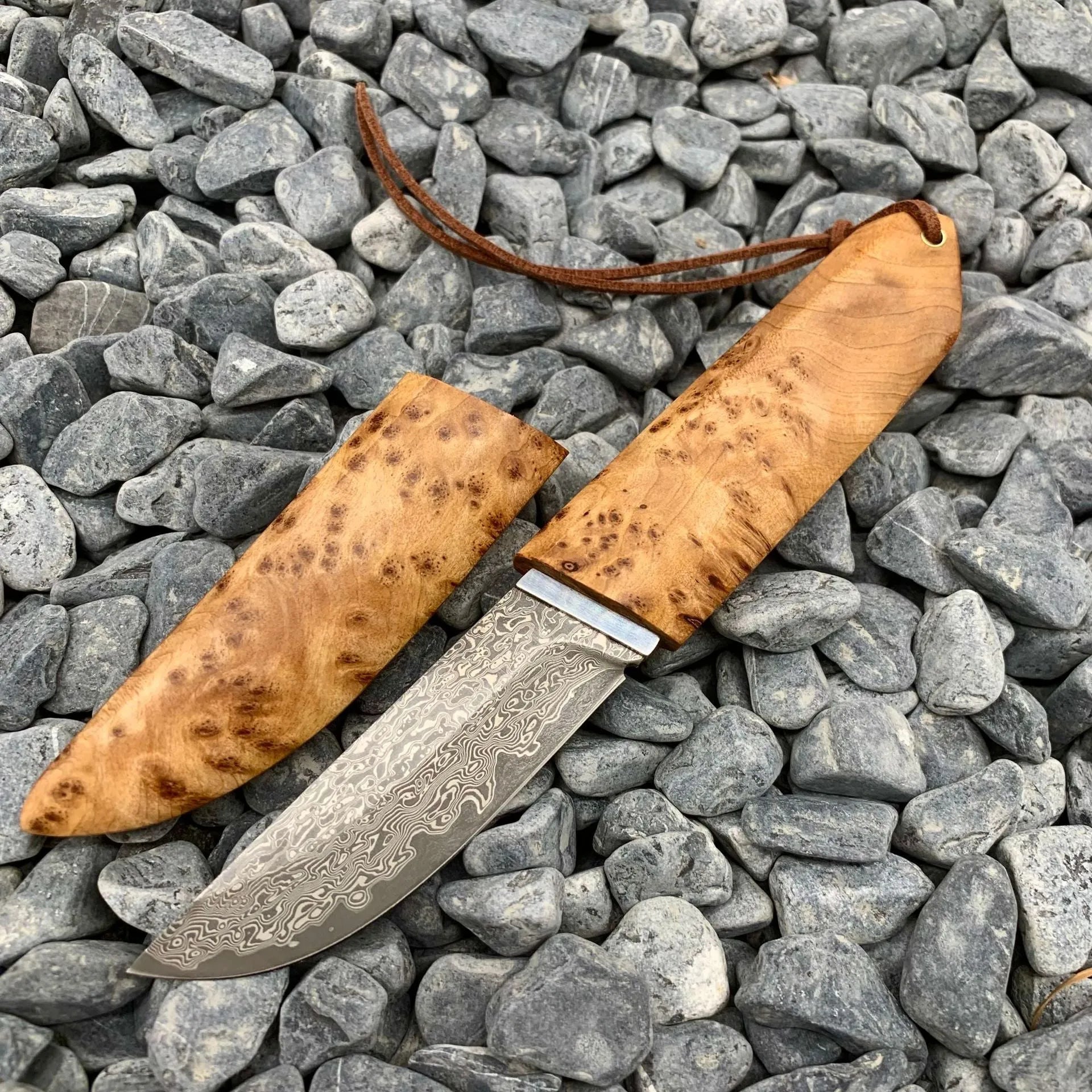 White shadow short knife with damascus VG10 steel blade and Thuja wood handle, 18cm total length