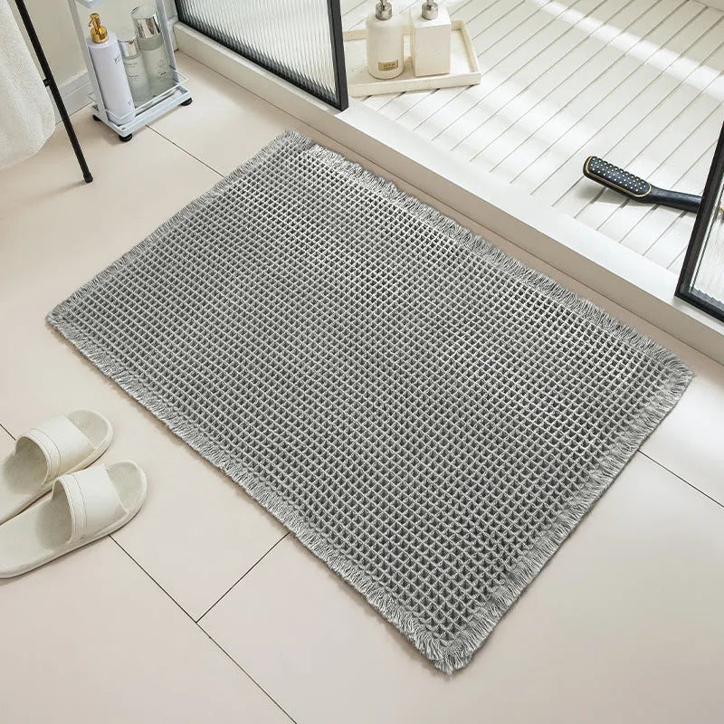 Absorbent non-slip bathroom carpet with checkered pattern in a neutral colour