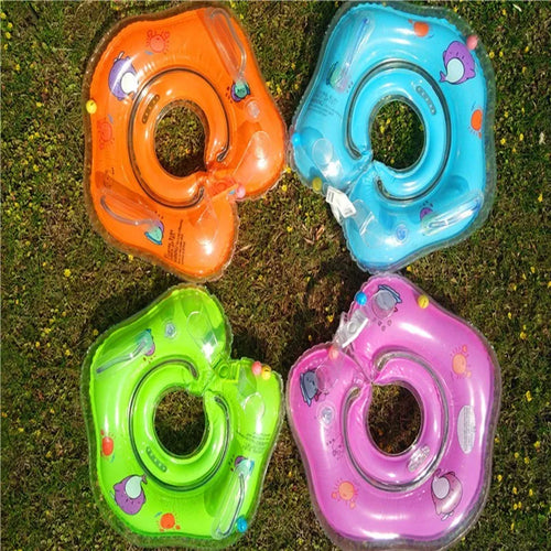 Baby neck swimming ring in green PVC with 40cm outer diameter and adjustable inner collar, floating on water
