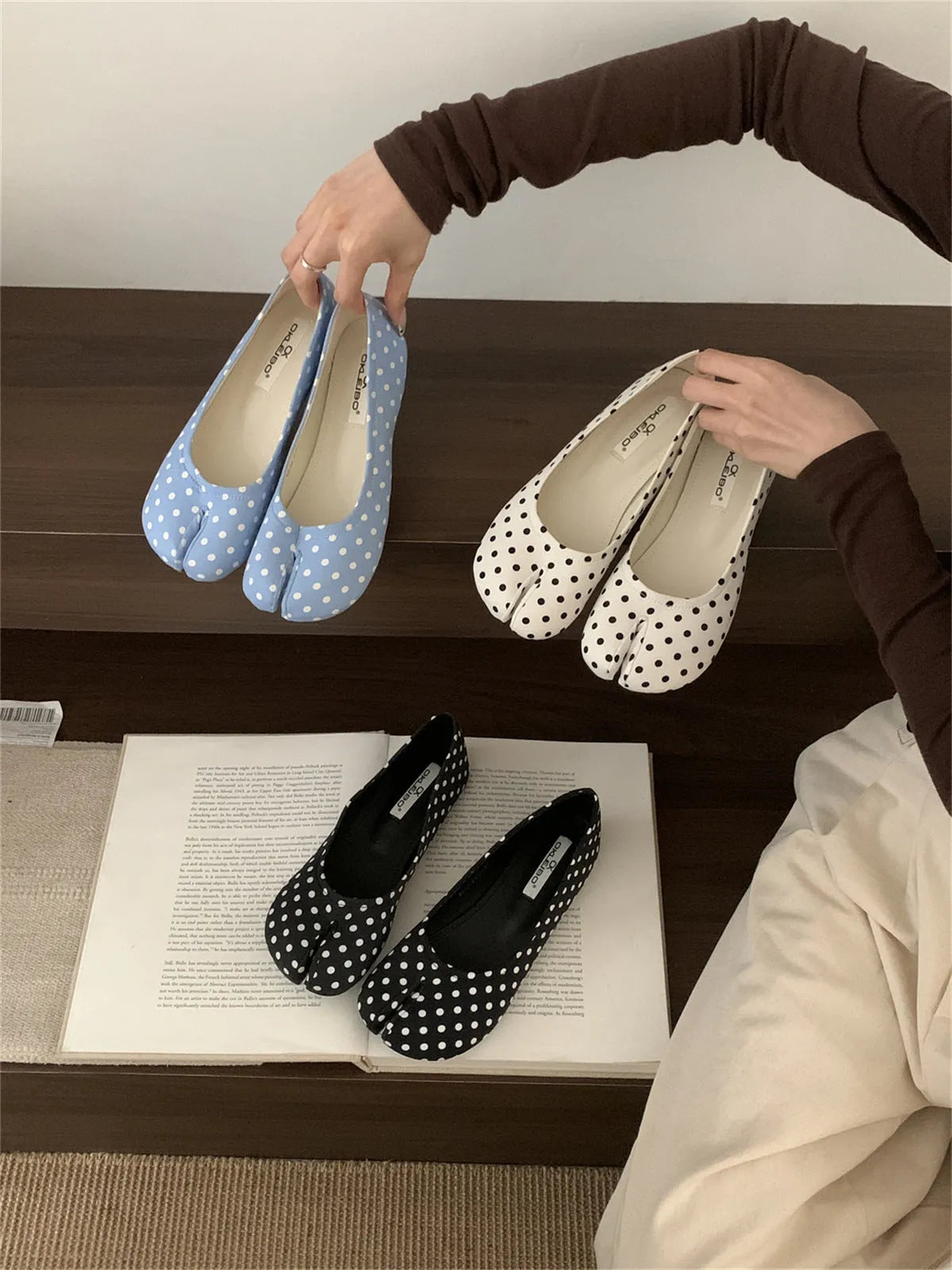 Horseshoe split toe women's flat shoes in black, low top, shallow mouth, soft bottom, microfiber upper