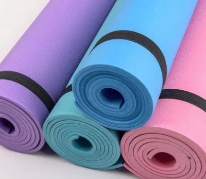 Red EVA fitness yoga mat showing thickness options of 4mm and 6mm on a wooden floor