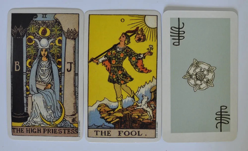 78-card tarot deck in English with black back and 49x49cm flannel tablecloth on wooden table
