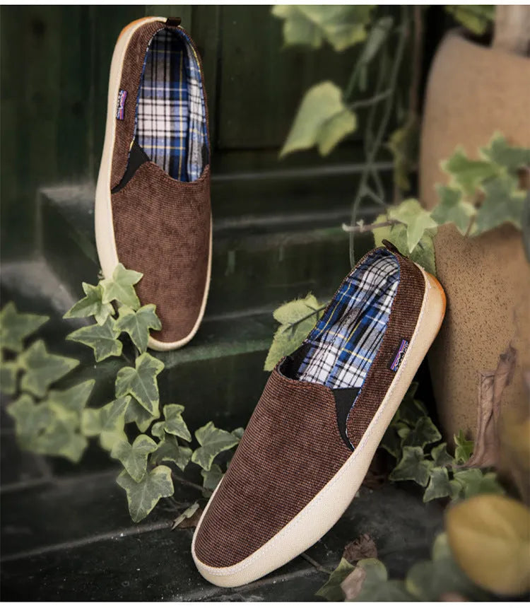 Men's breathable canvas Old Beijing style shoes with rubber sole, low heel, lace-up closure in blue