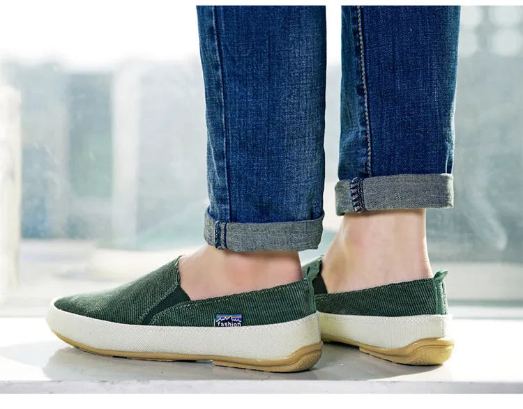 Men's breathable canvas Old Beijing style shoes with rubber sole, low heel, lace-up closure in blue