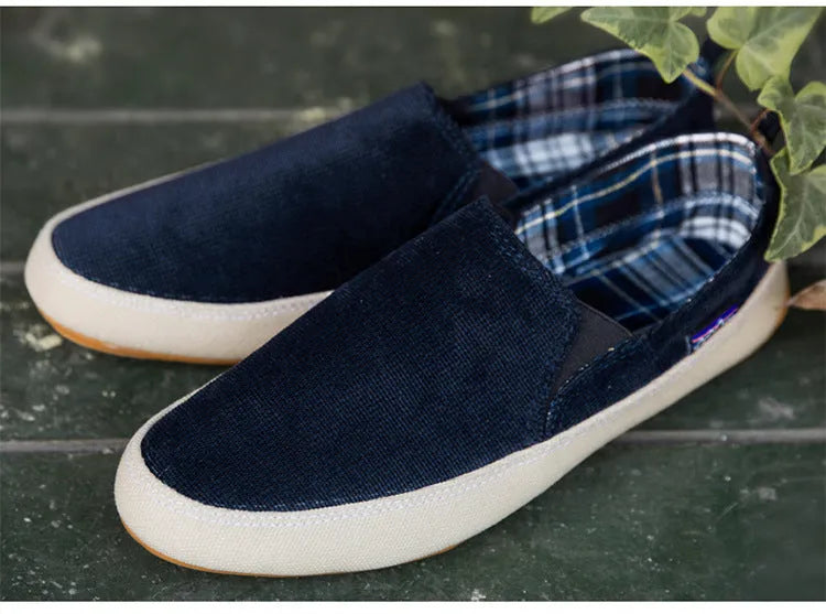 Men's breathable canvas Old Beijing style shoes with rubber sole, low heel, lace-up closure in blue