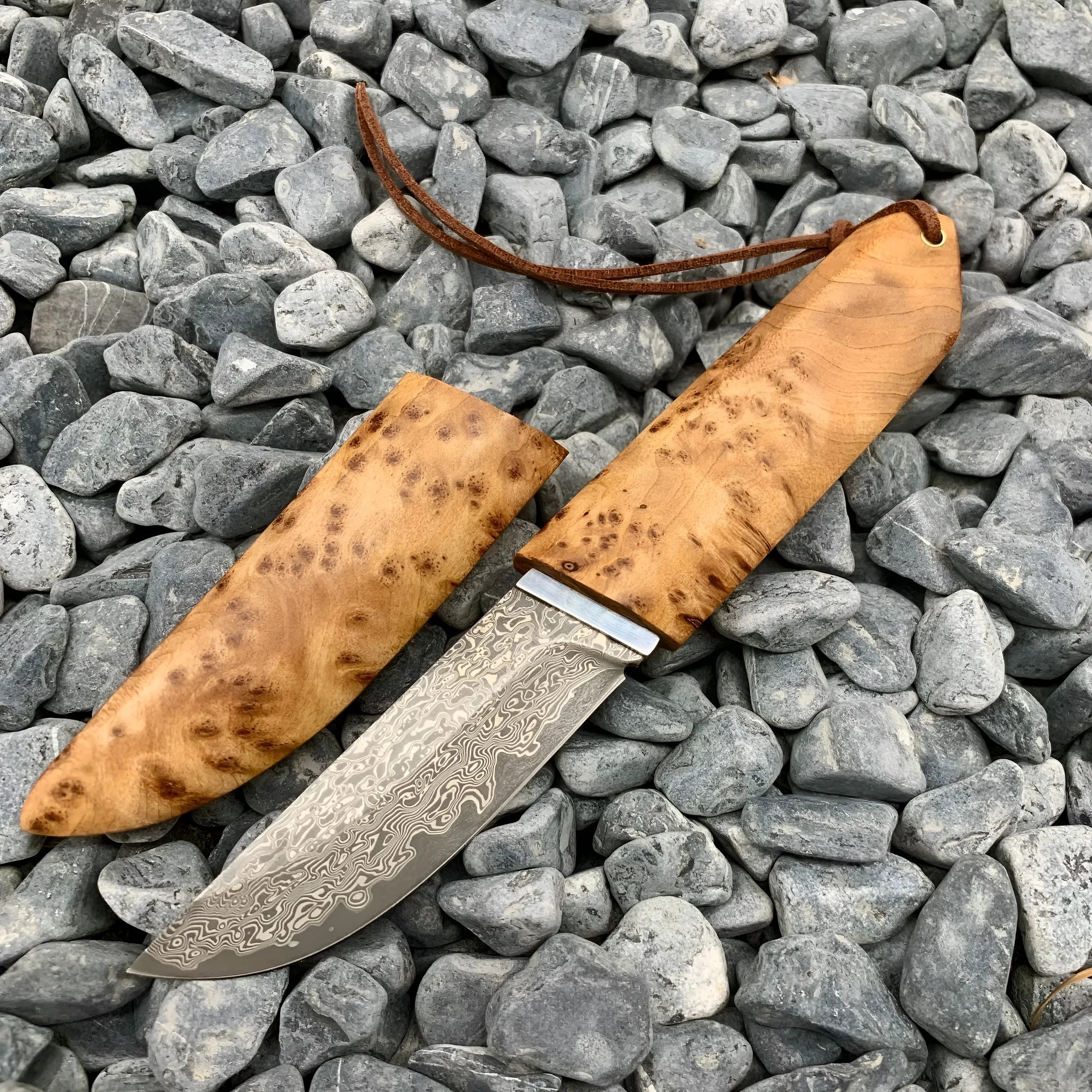White shadow short knife with damascus VG10 steel blade and Thuja wood handle, 18cm total length