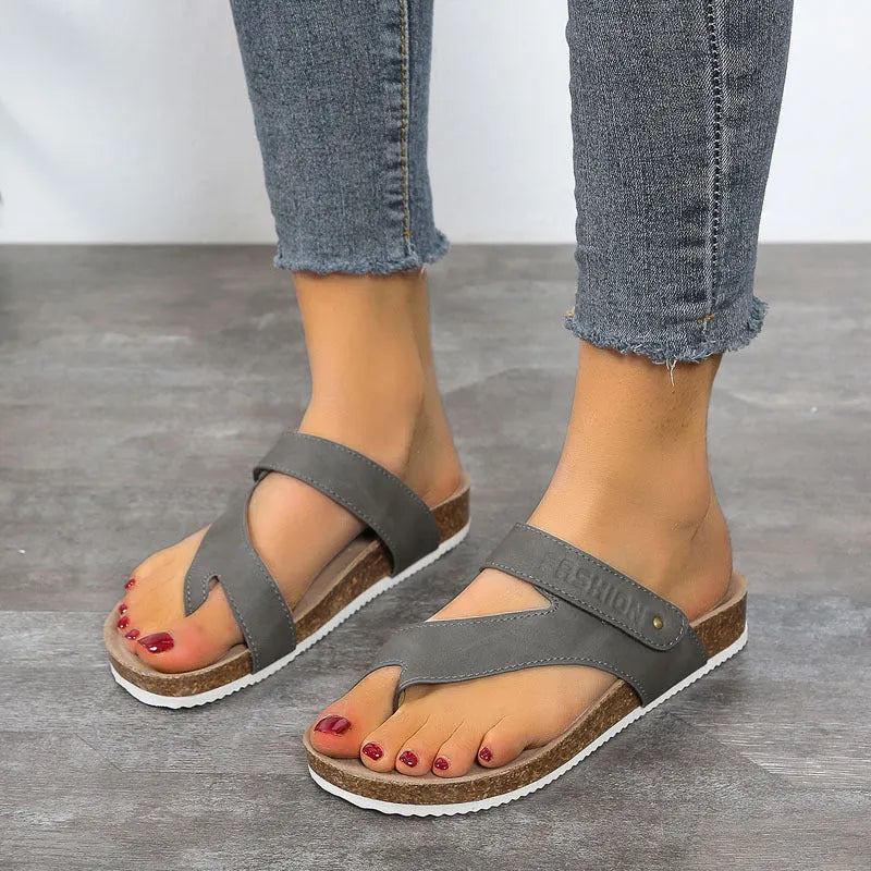 Flat toe ring thick-soled flip-flops in a solid colour with a foam sole and imitation leather lining.