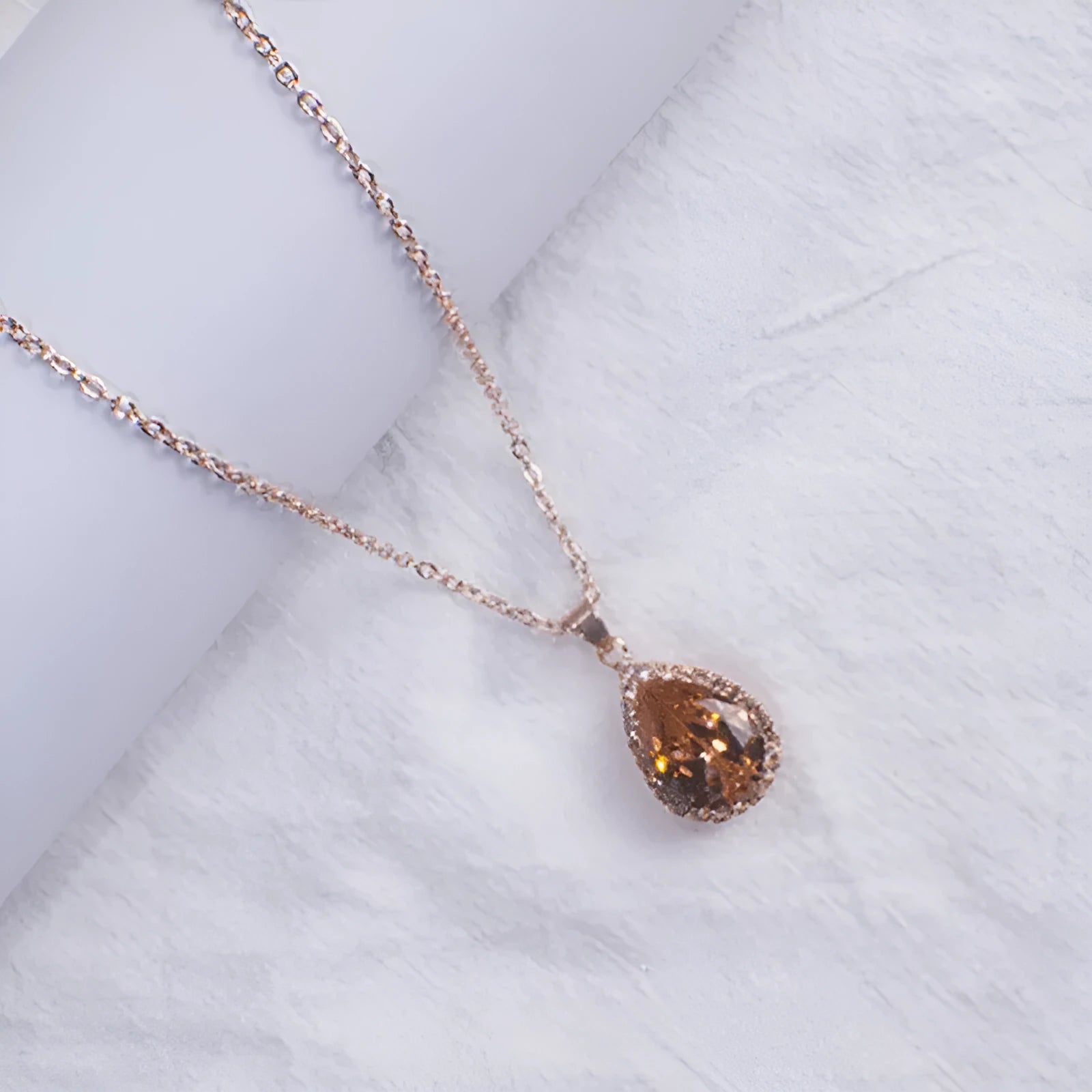Rose gold water drop shaped women's necklace with geometric rhinestone decoration in pink colour