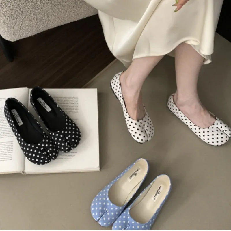 Horseshoe split toe women's flat shoes in black, low top, shallow mouth, soft bottom, microfiber upper