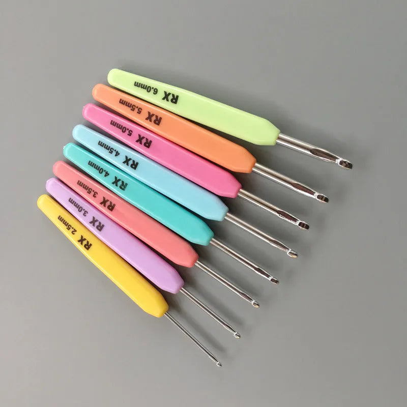 16-piece crochet hook set showing thick and thin handles with storage bag