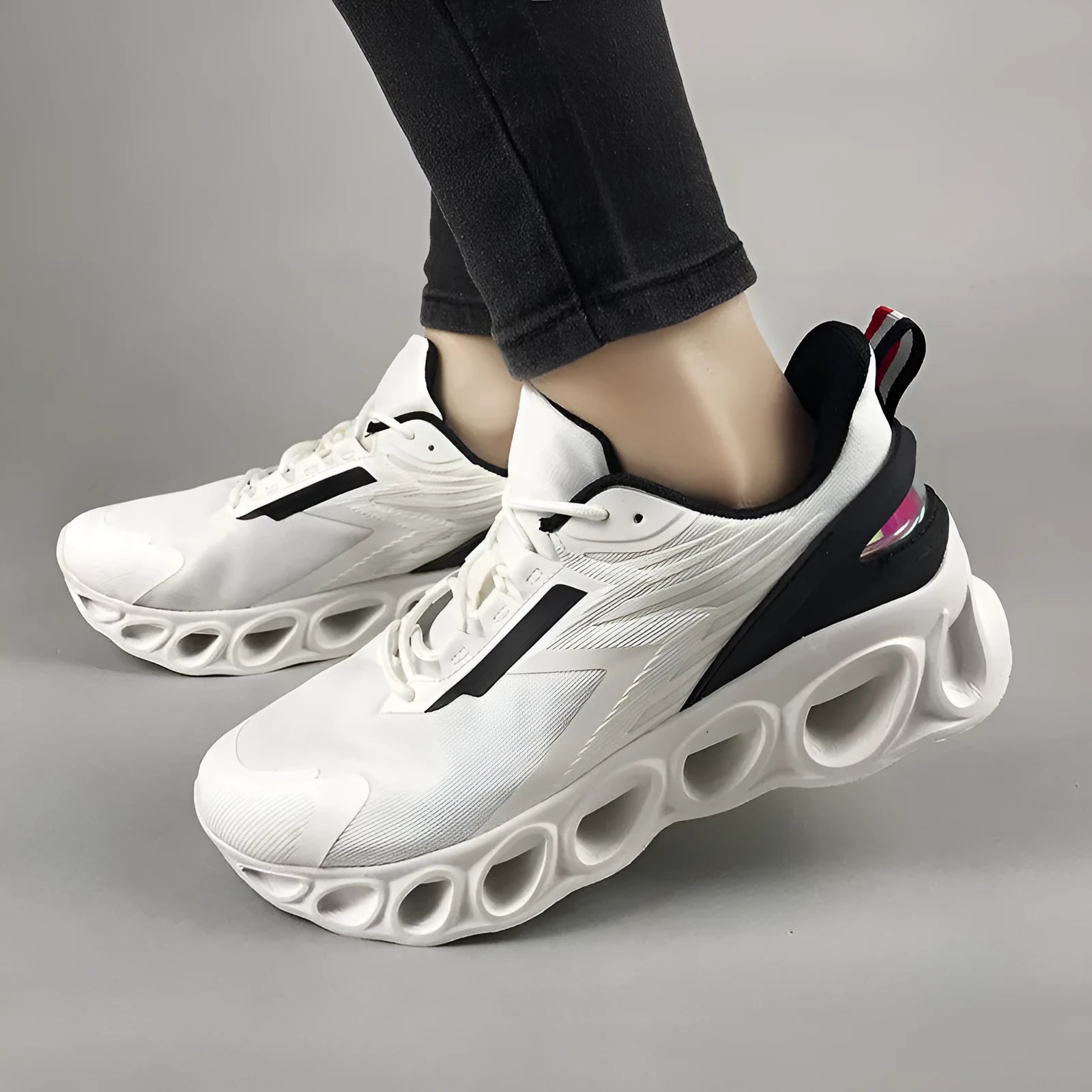 Men's low-top casual sports trainers in breathable mesh with lace-up front and round toe.