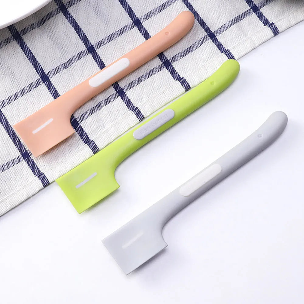 Long-handled TPR pet feeding spoon for canned wet food with right-angle scraping edge