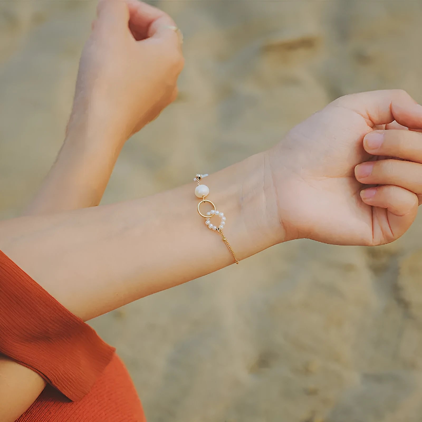 Gold-plated natural pearl bracelet for women with adjustable clasp