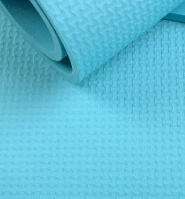 Red EVA fitness yoga mat showing thickness options of 4mm and 6mm on a wooden floor