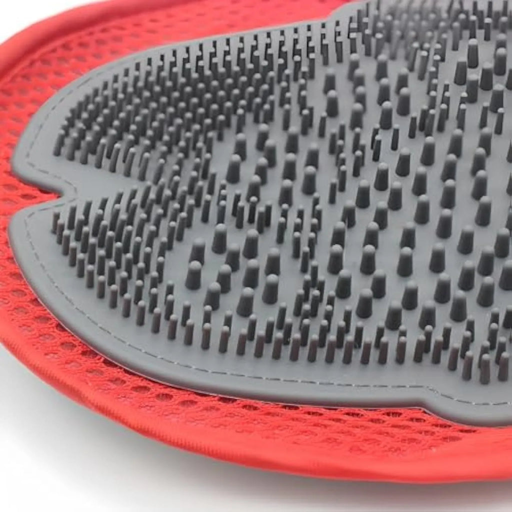 Red pet bathing and grooming glove with integrated brush elements, measures 26x16cm