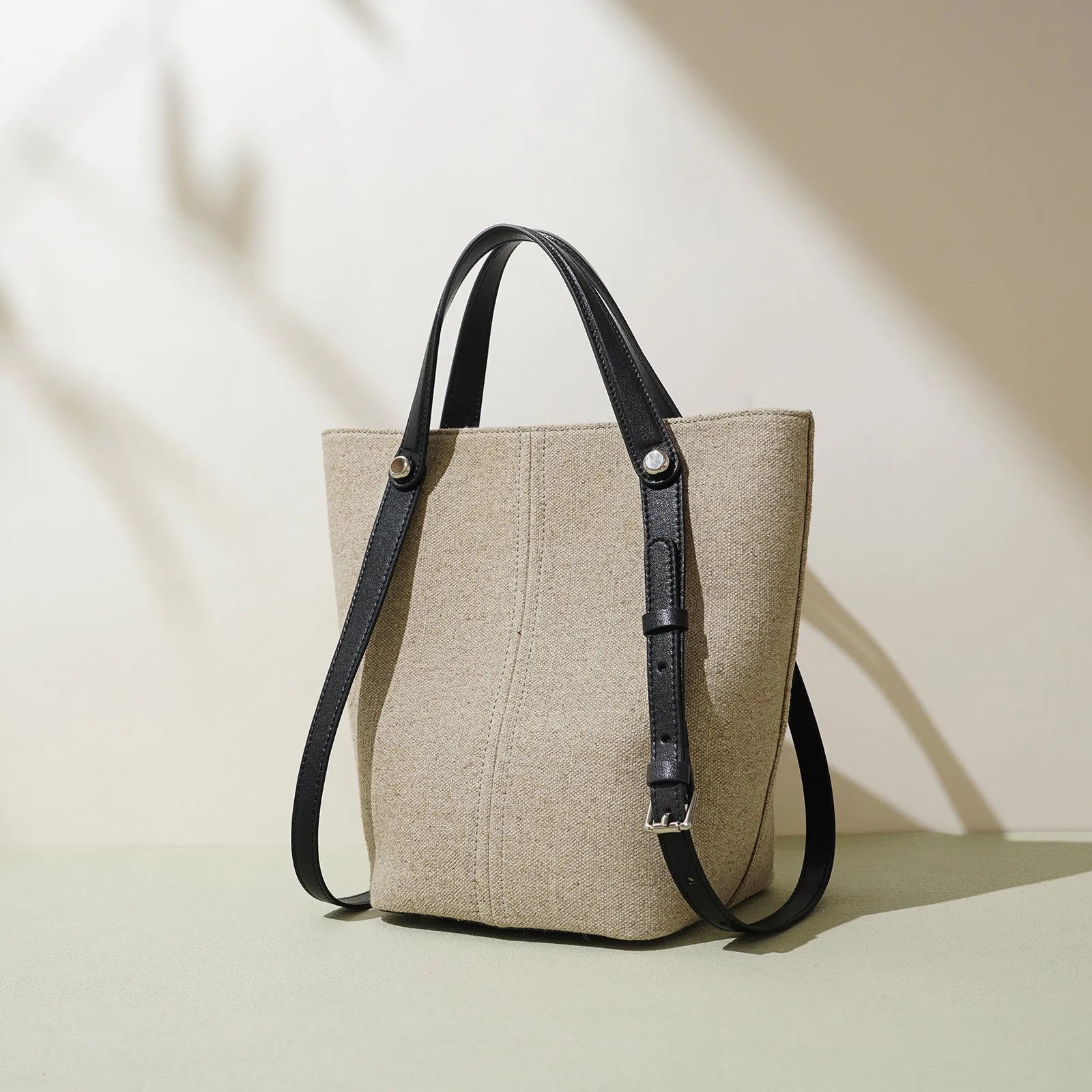 Genuine leather shoulder bag in Linen Black with contrast stitching and open pocket