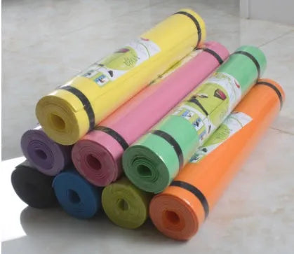 Red EVA fitness yoga mat showing thickness options of 4mm and 6mm on a wooden floor