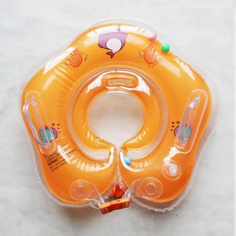 Baby neck swimming ring in green PVC with 40cm outer diameter and adjustable inner collar, floating on water