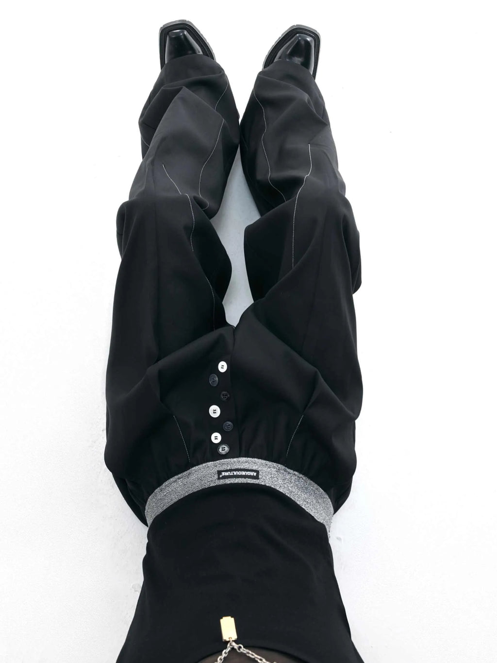 Straight-leg casual trousers with high waist and button-open line detail in black colour