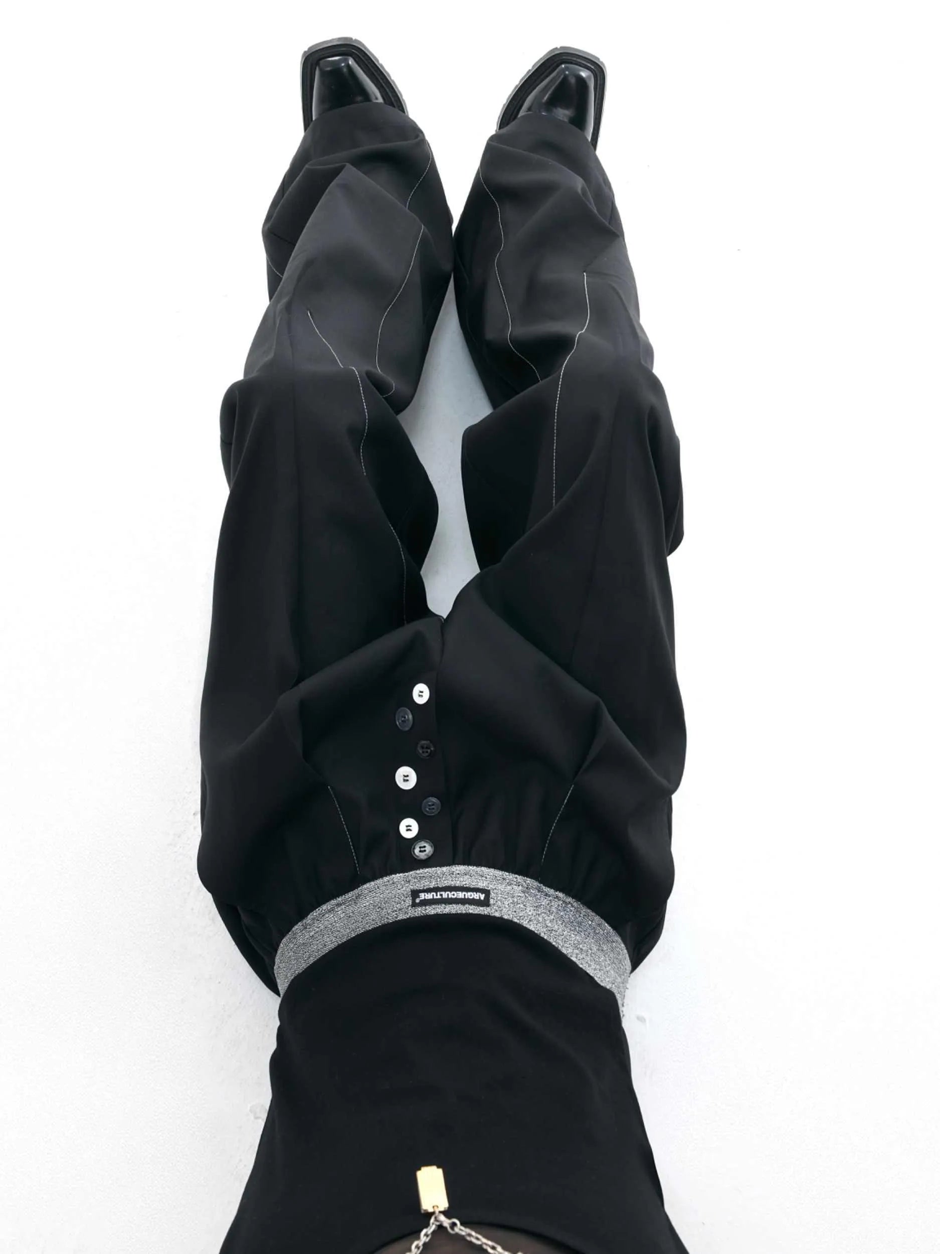 Straight-leg casual trousers with high waist and button-open line detail in black colour