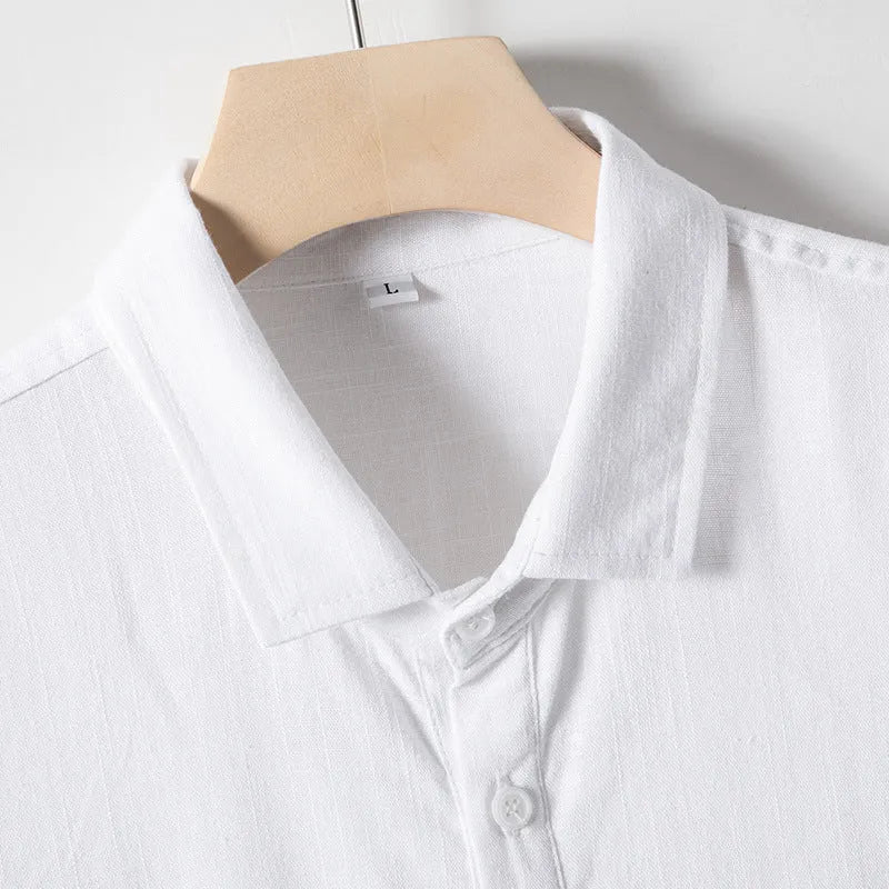 A man wearing a loose-fit linen blend T-shirt in optic linen colour.