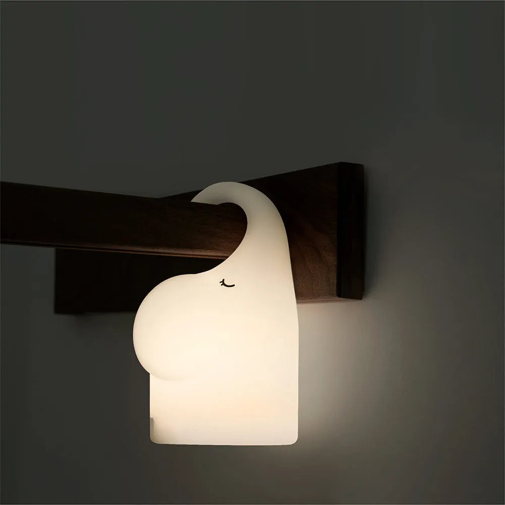 Elephant silicone night light with LED illumination measuring 96x82x151mm