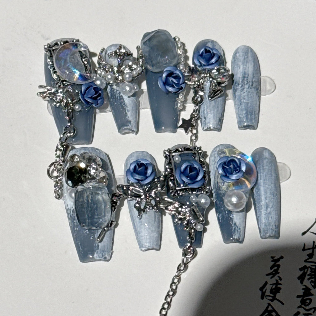 False nails with ornate rose and floral pattern in dark blue, showing sizes XS, S, M, L.