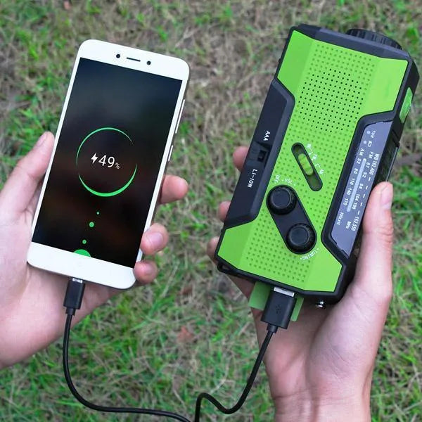 Pocket solar radio in green, waterproof and solar-powered for outdoor use