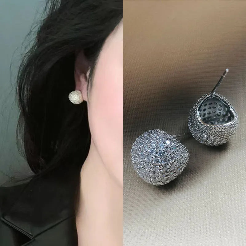 Geometric drop-shaped earrings with golden beans and full diamond decoration in gold colour
