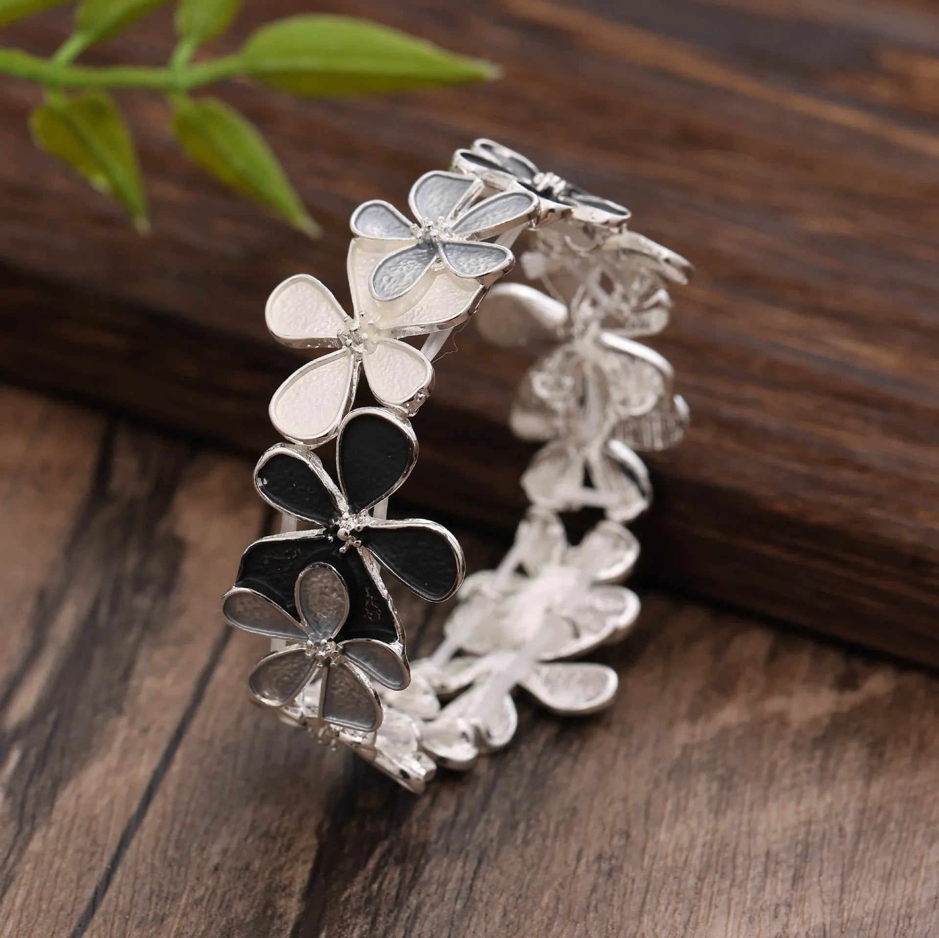 Zinc alloy flower elastic bracelet for women in blue, black/grey, or colourful floral designs