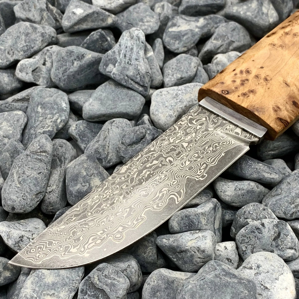 White shadow short knife with damascus VG10 steel blade and Thuja wood handle, 18cm total length
