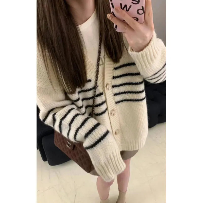 Button-front collar cardigan sweater with a 3D pattern in a casual style