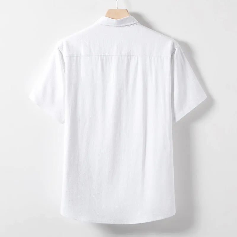A man wearing a loose-fit linen blend T-shirt in optic linen colour.