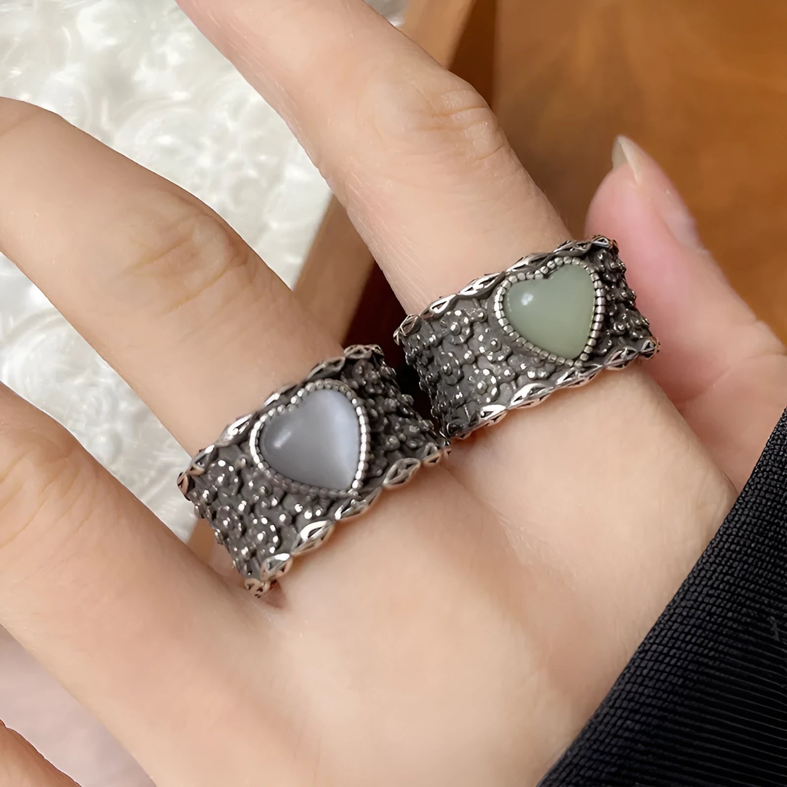 Vintage heart-shaped ring with adjustable opening in green or white colour