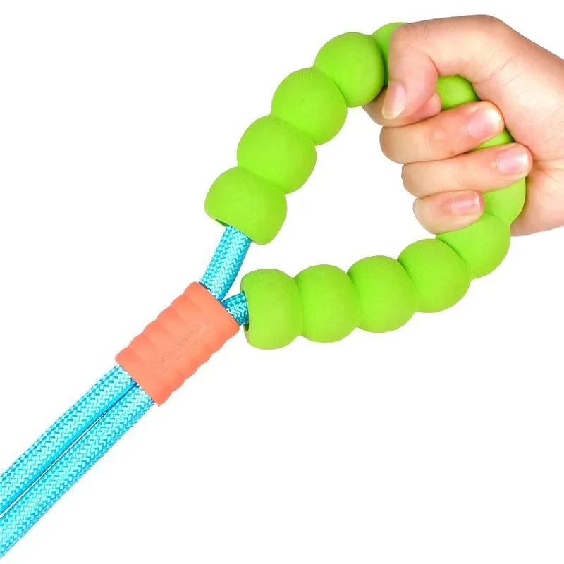 Dog traction rope leash with anti-slip foam handle measuring 140cm in length