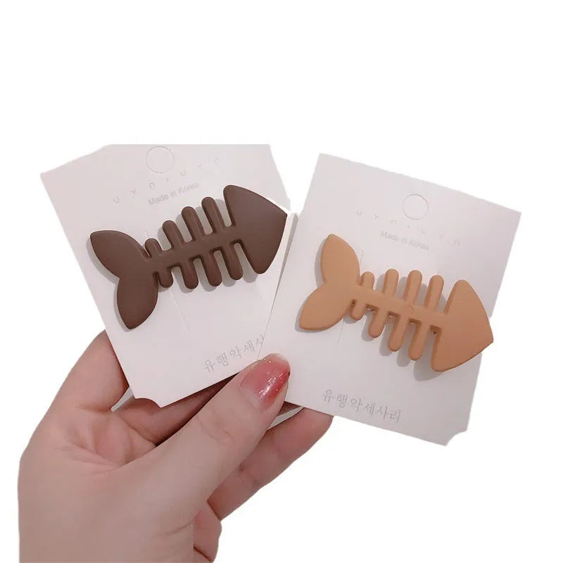 Minimalist plastic fishbone barrette hair clip with duckbill clip mechanism