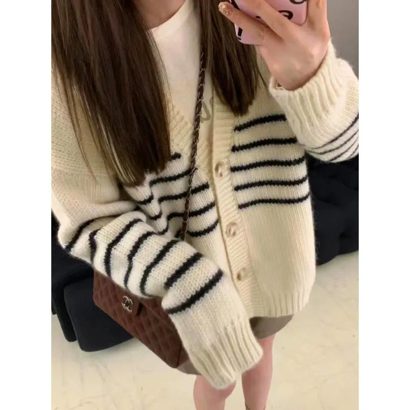Button-front collar cardigan sweater with a 3D pattern in a casual style