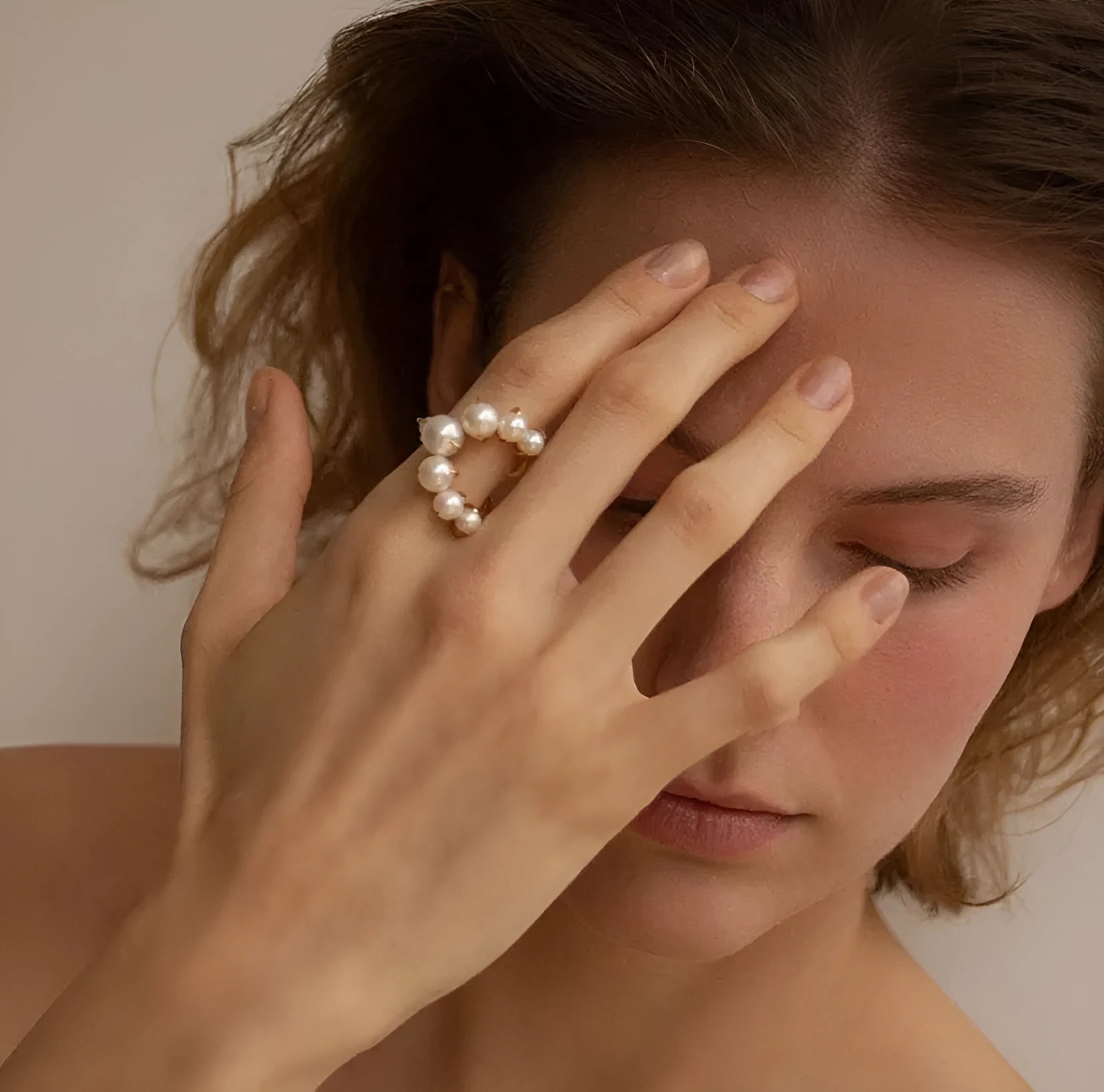 Gradient crescent pearl ring in alloy with silver finish on neutral background