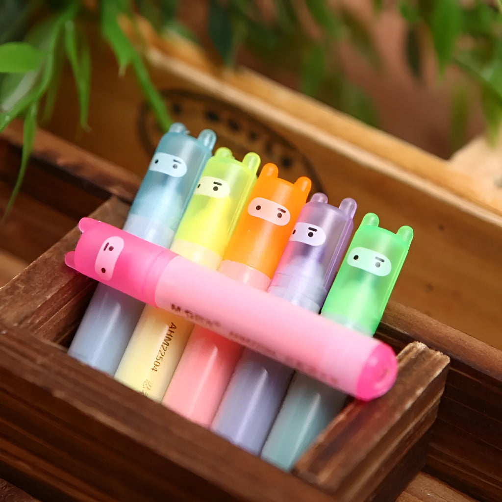 Six plastic highlighter pens with oblique tips in six different colours, presented in a bagged pack.