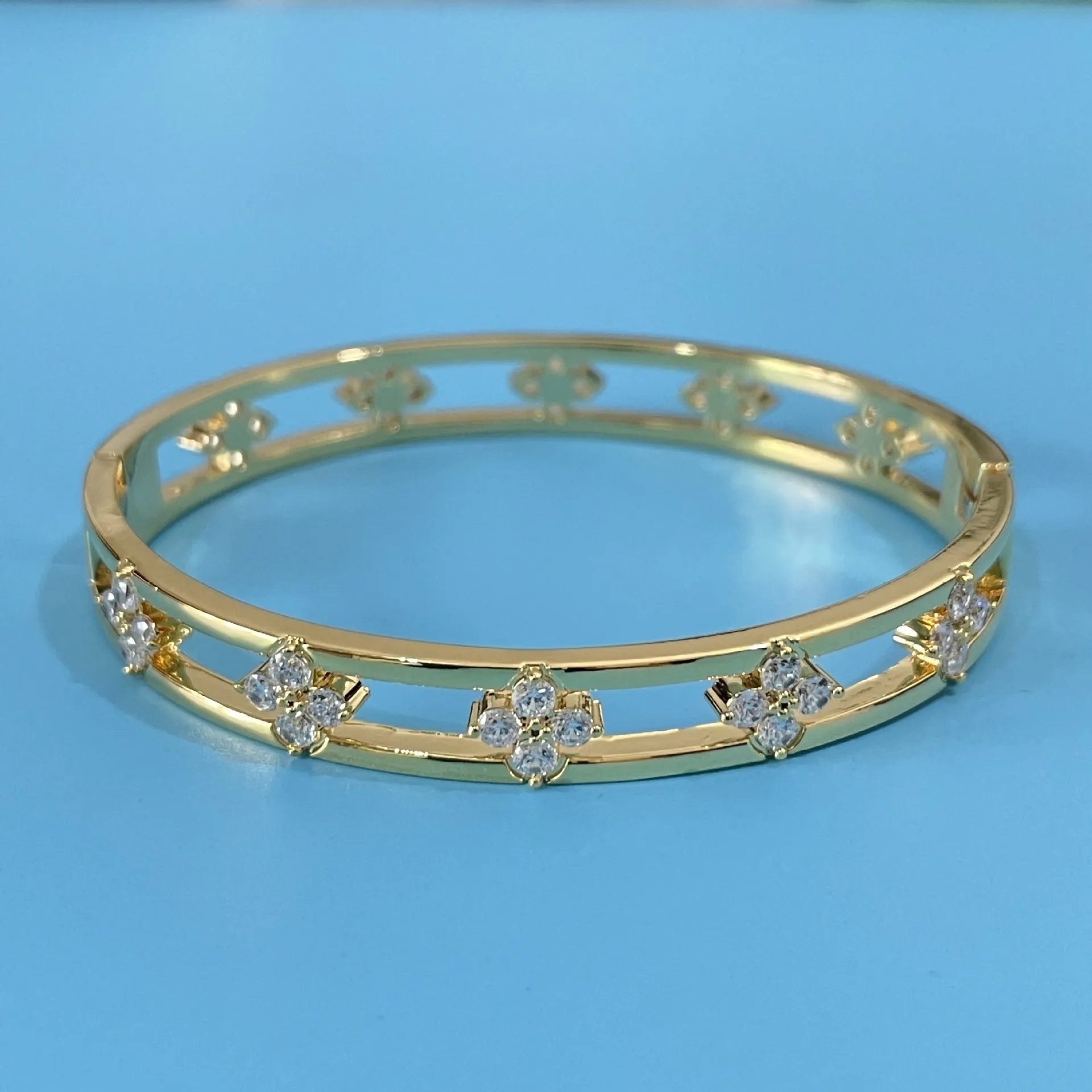 Hollow women's bracelet with four-leaf clover charm and zircon detail in gold or silver finish