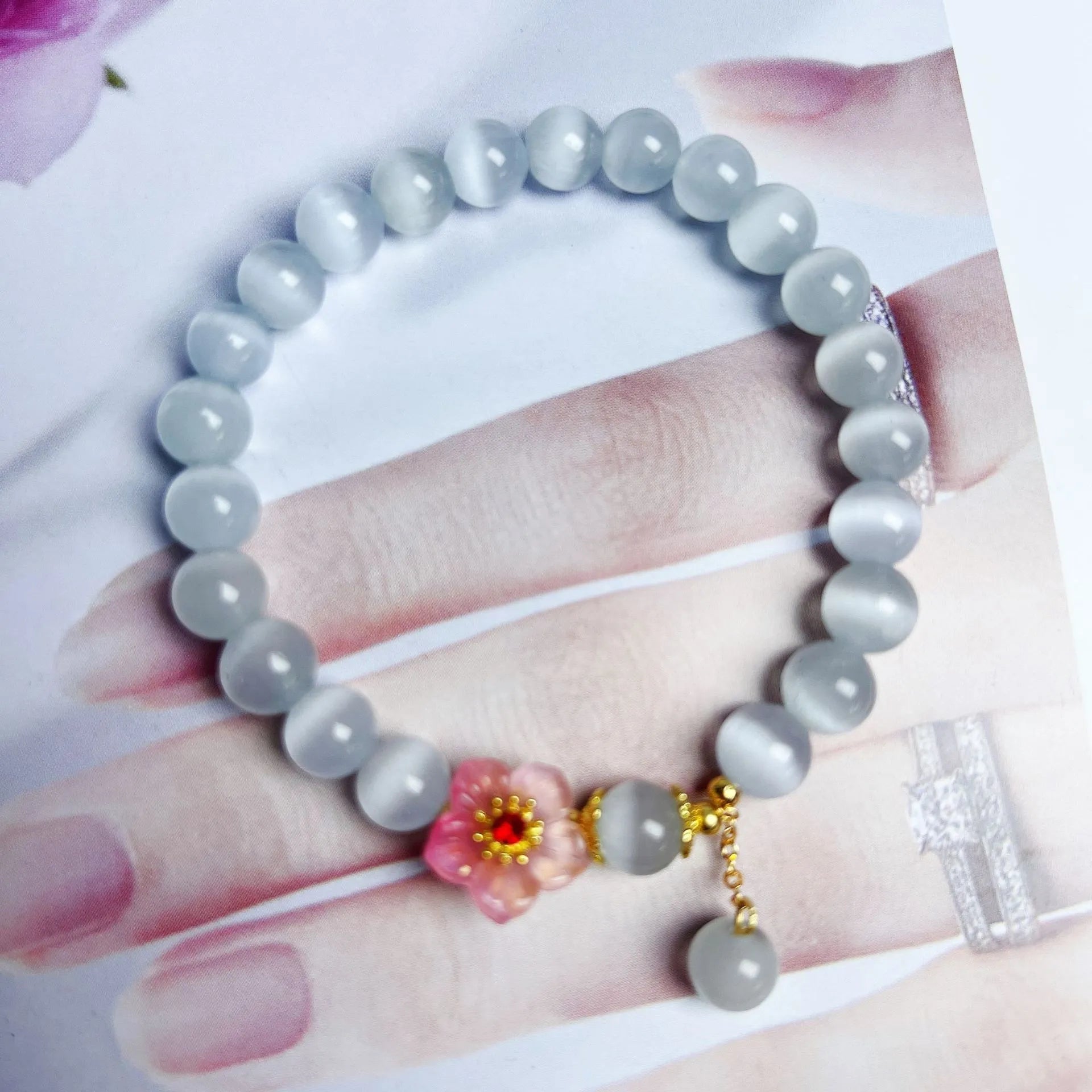 White opal flower beaded bracelet with manual glass and coloured glaze construction