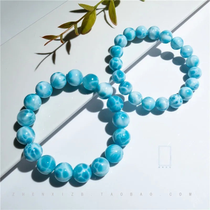 A blue sea-pattern natural crystal and pearl bodhi bracelet in Maillard style, showing bead detail.