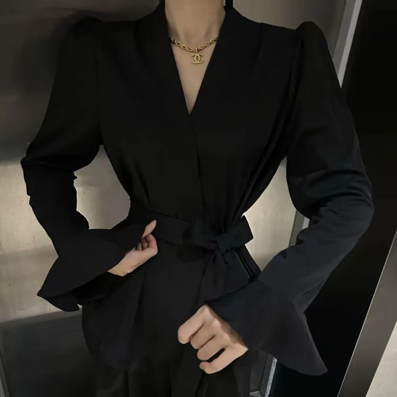 Women's French-style long sleeve tied shirt with irregular collar and bell sleeves in polyester fabric