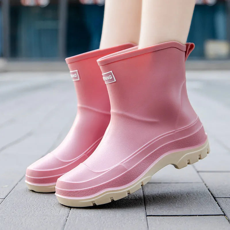 Women's short waterproof rubber shoes in solid colours with non-slip soles and flat heel