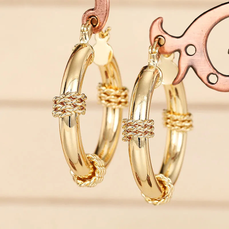 Geometric women's earrings with ring and line design in golden colours
