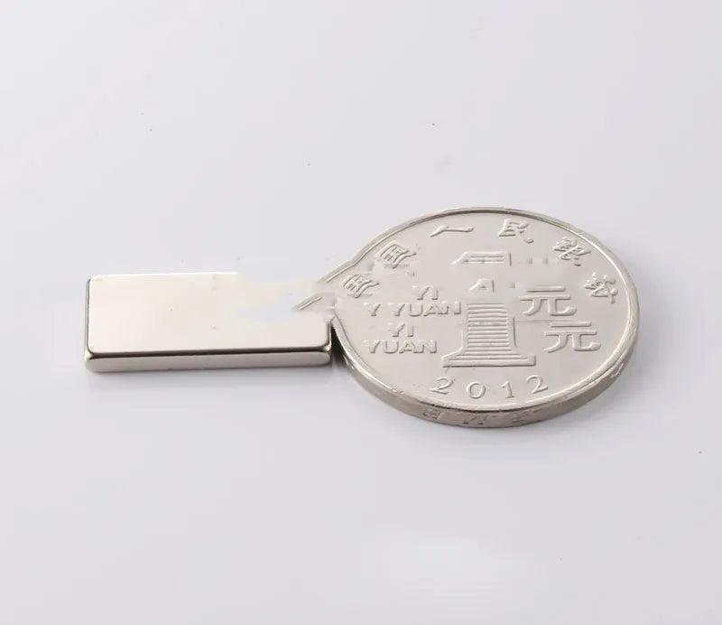 Silver neodymium magnet piece N35 41.8kJ/m³ strong suction for packaging boxes and shells