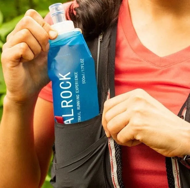 A portable plastic drinking straw with a suction tube for outdoor mountain climbing and biking.
