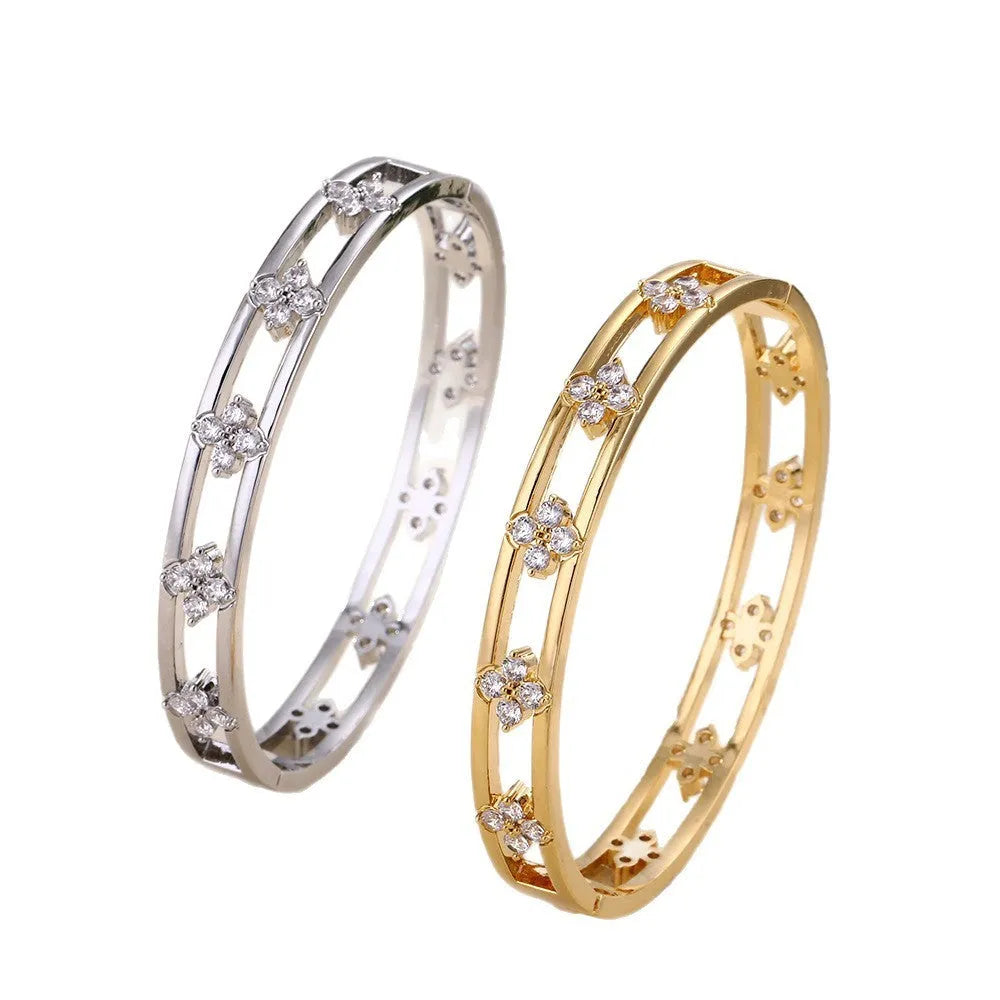 Hollow women's bracelet with four-leaf clover charm and zircon detail in gold or silver finish